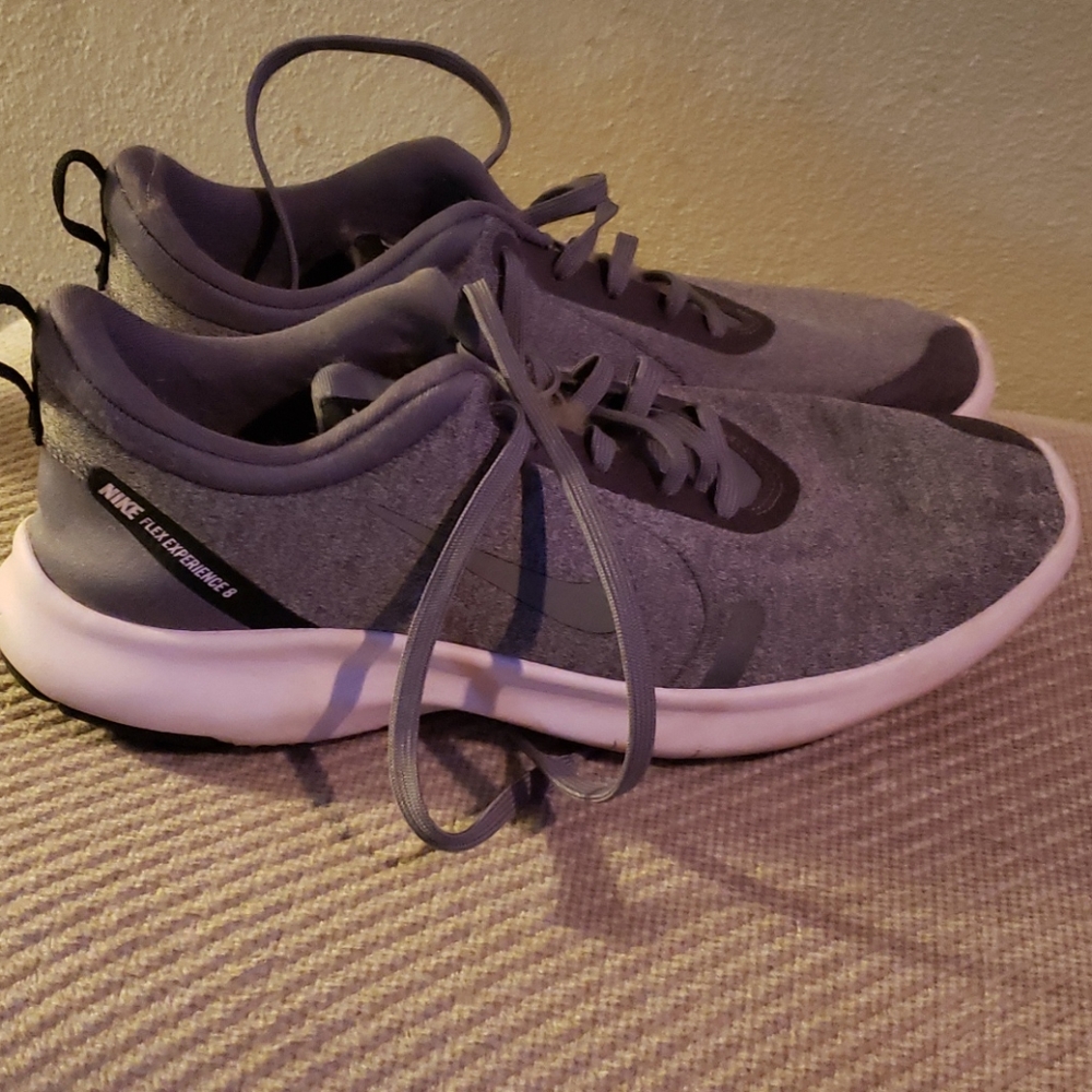 Women's Nike Flex Experience 8.  Sz 10